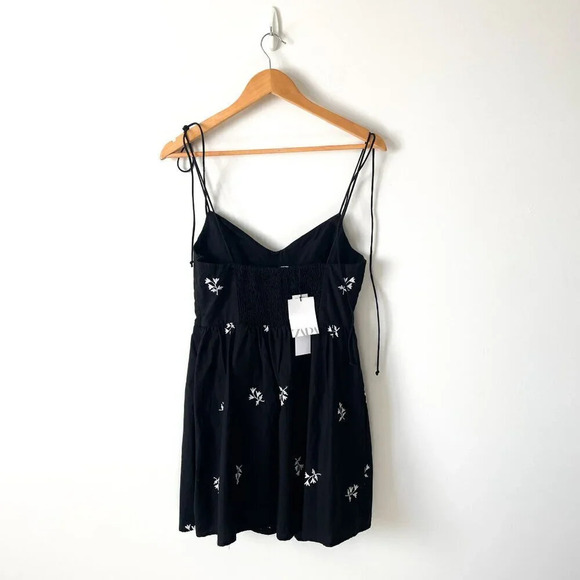 Zara  V-Neck Embroidered Floral Poplin Dress Black White NWT Size Medium - Picture 6 of 8